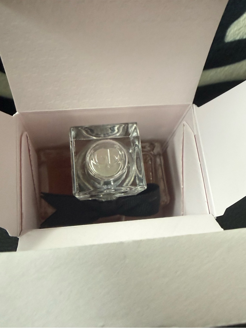 Miss Dior Essence Parfum - Picture 5 of 11